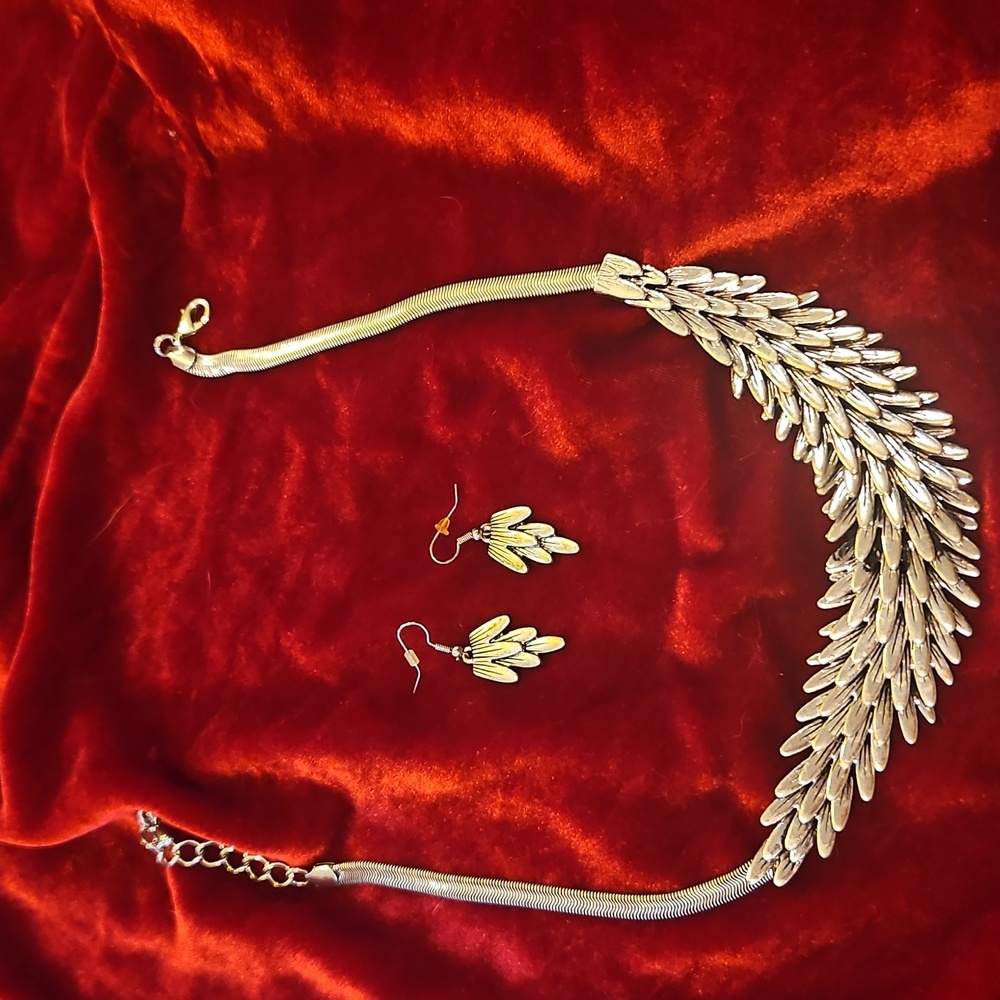 Elegant Silver Necklace And Earrings